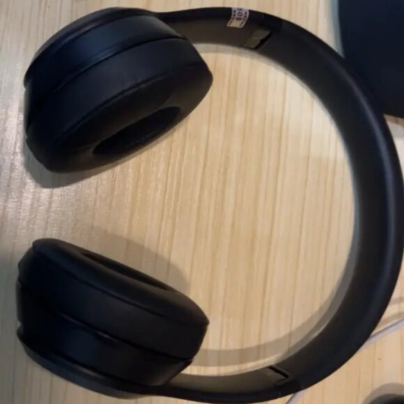 Beats Solo3 Wireless Headband Brushed Black 98% new with storage bag - Picture 3 of 7